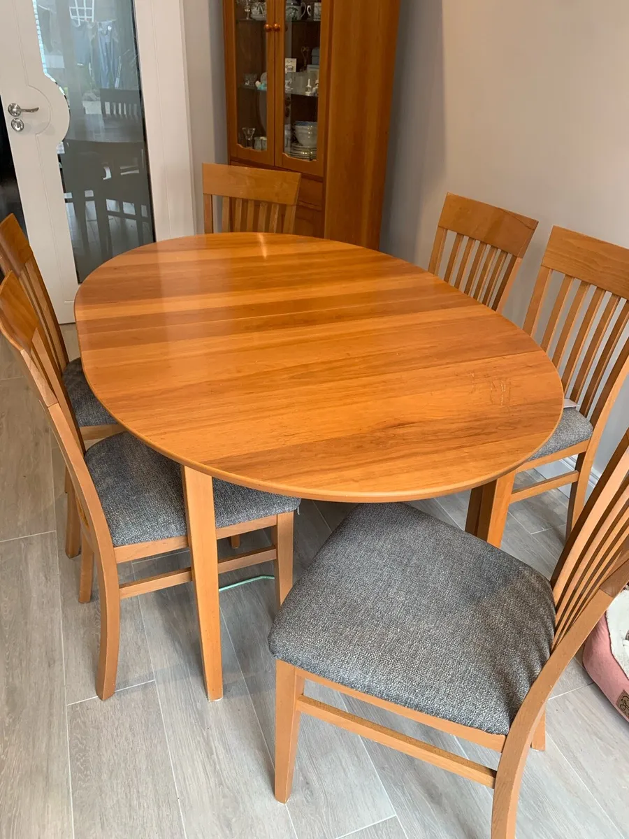 Dining room table & 6 chairs - Image 1