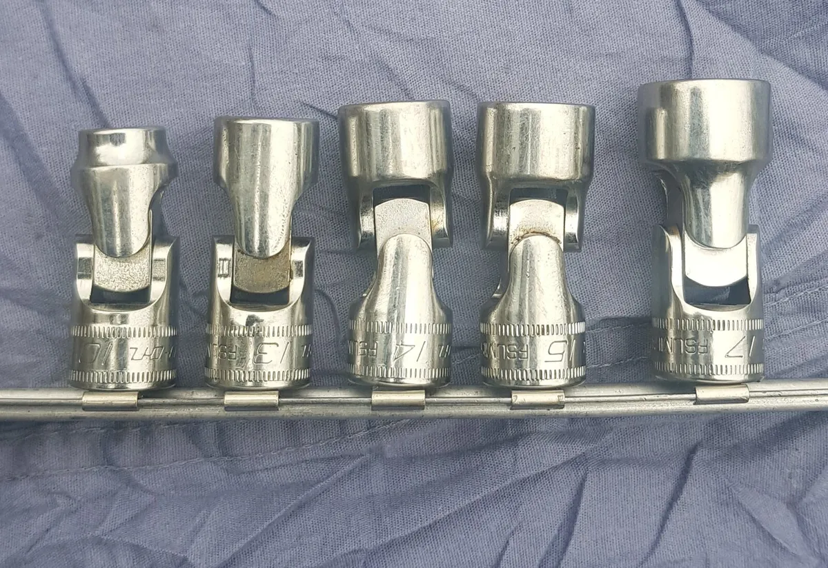 Snap on swivel sockets