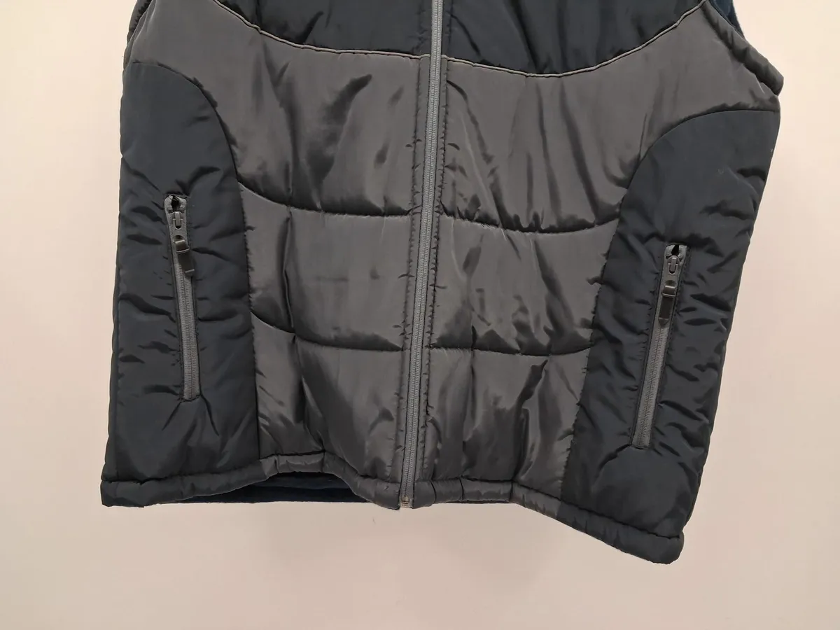 Online Auction Of A Sleeveless Bomber Jacket - Image 2
