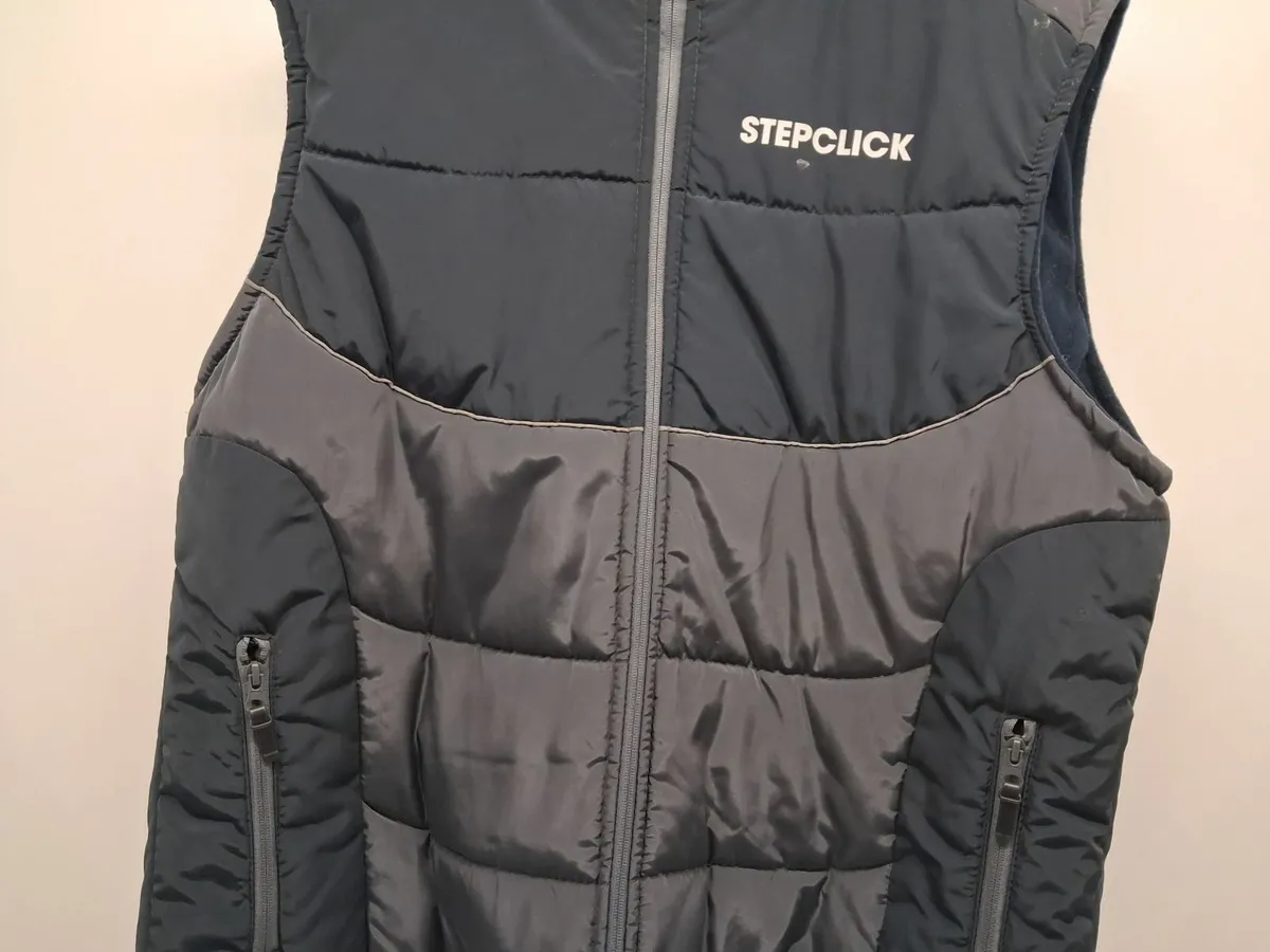 Online Auction Of A Sleeveless Bomber Jacket - Image 3