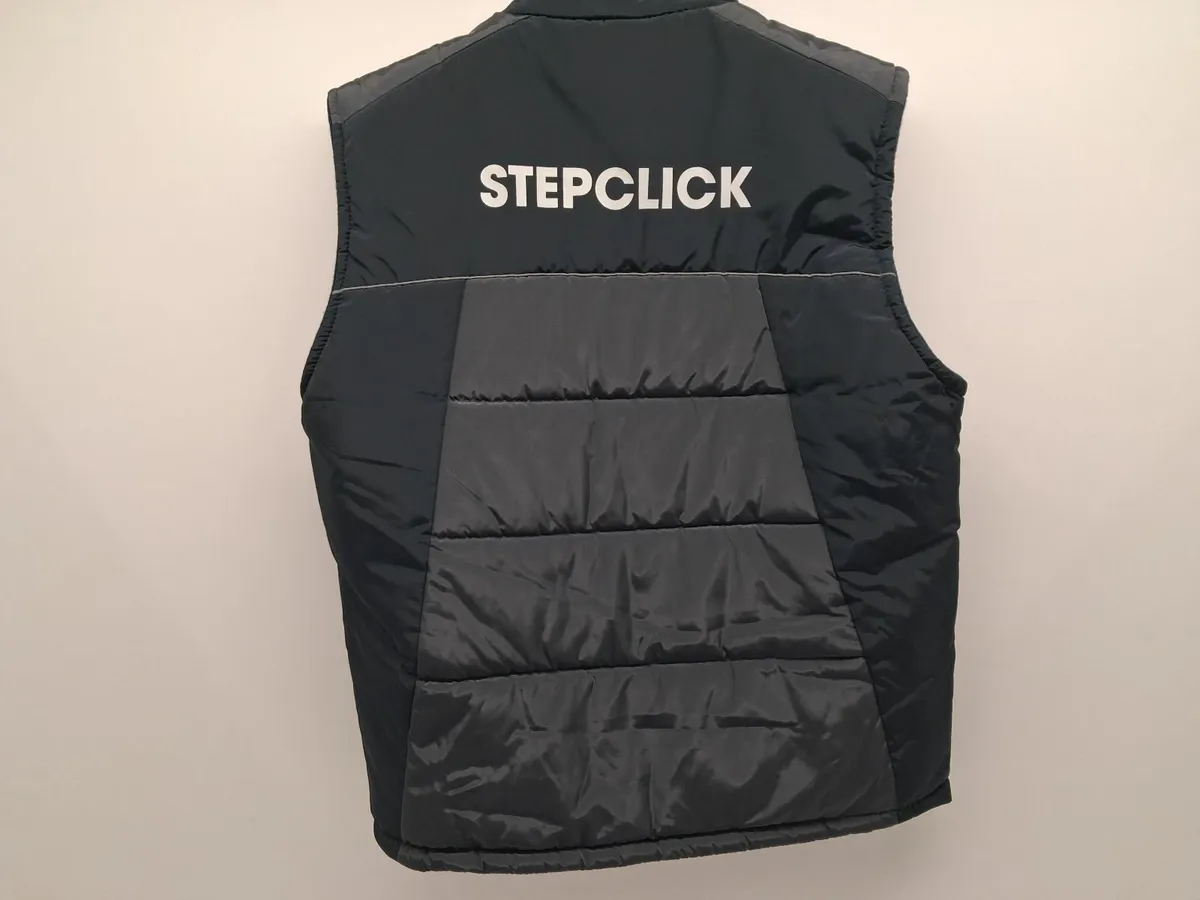Online Auction Of A Sleeveless Bomber Jacket - Image 4