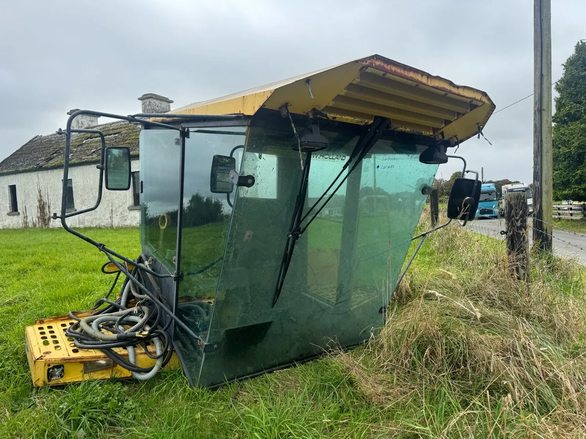 New Holland combine cab - Image 1