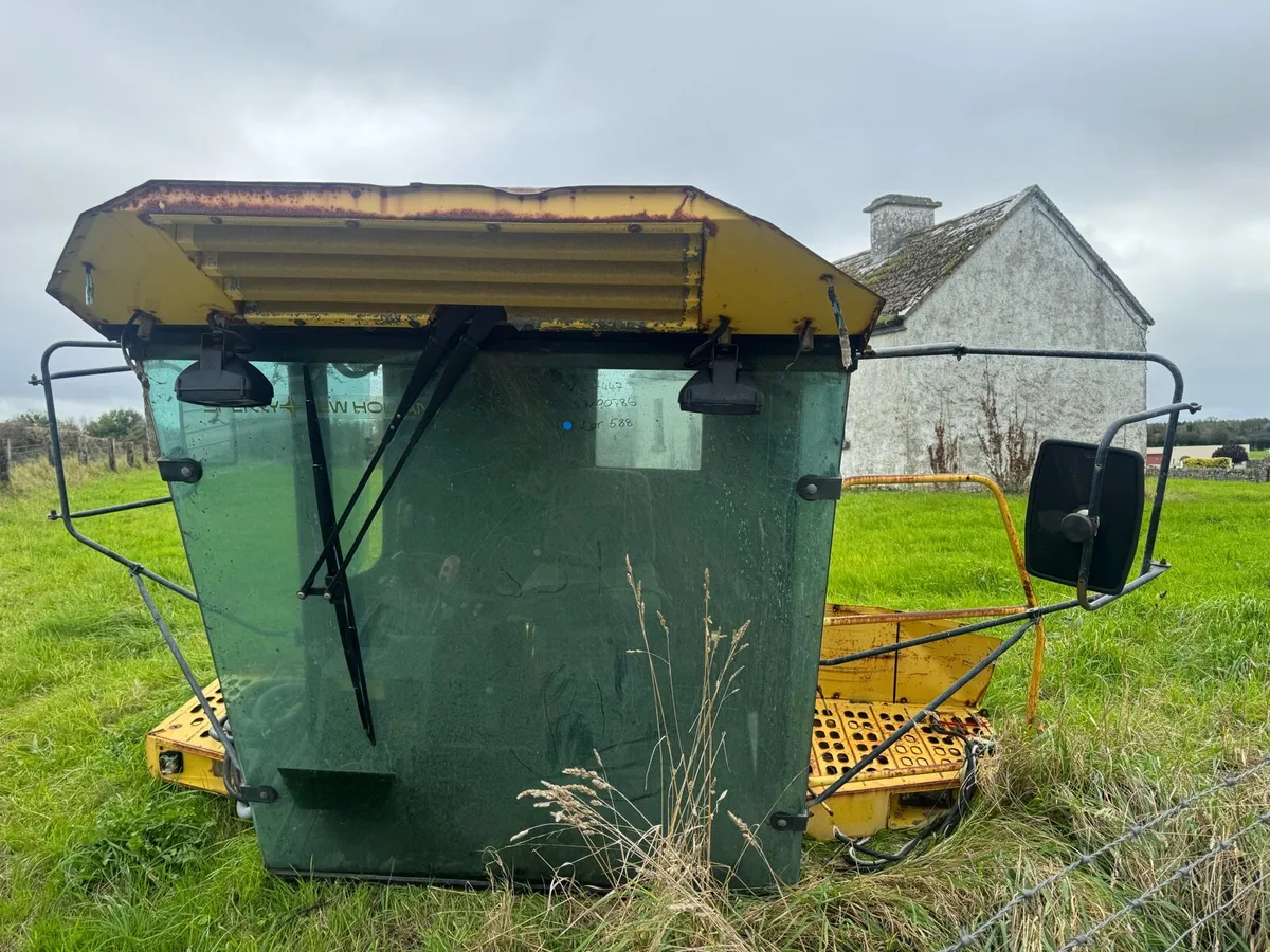New Holland combine cab - Image 4