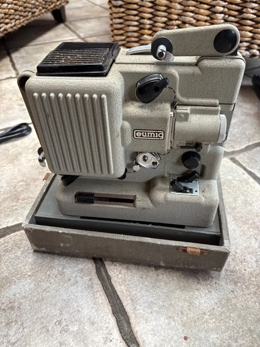 Eumig P8 Automatic 1957 Video Projector - Image 3