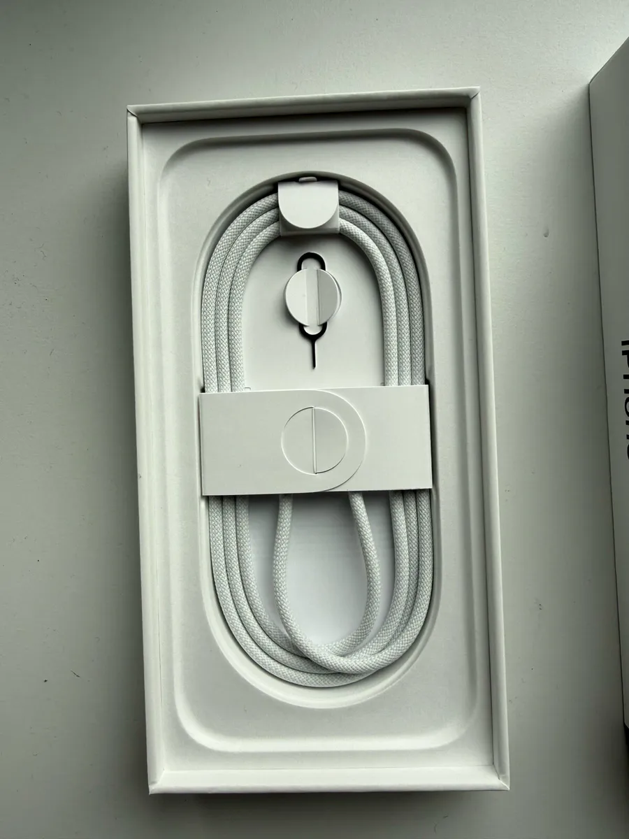 IPHONE 16 BRAND NEW, THREE NETWORK - Image 2