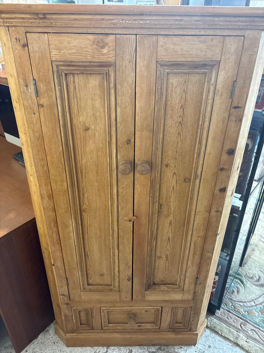 Pitch pine corner unit - Image 1