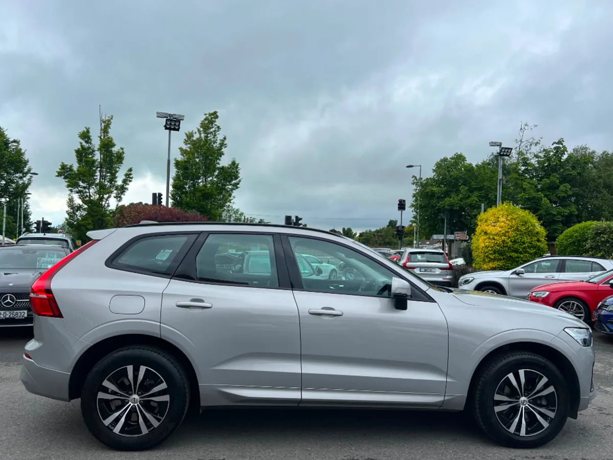 Volvo XC60 B4 DIESEL MHEV CORE 5DR AUTO *LOW KMS* - Image 4
