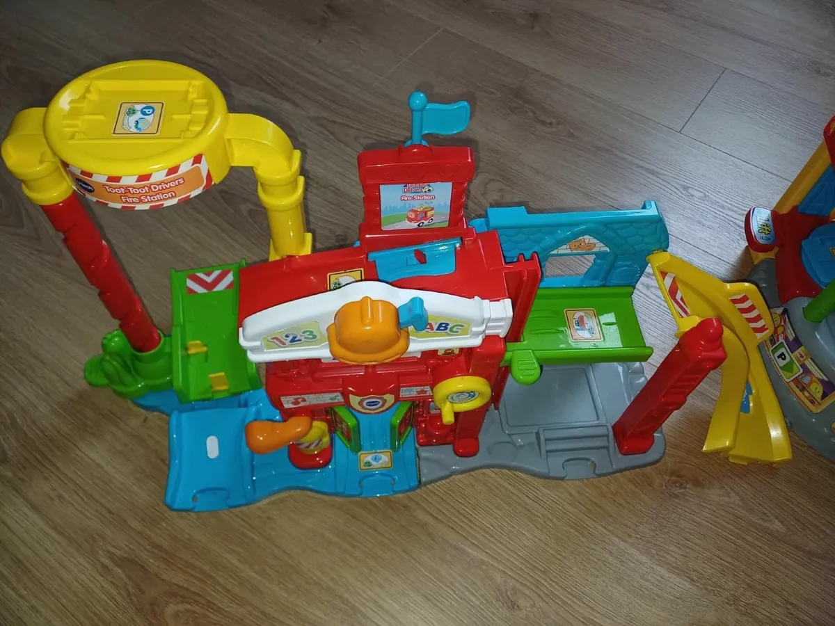V tech Toot toot 3 sets - Image 2