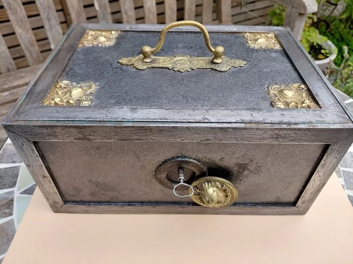 Antique safe - Image 1