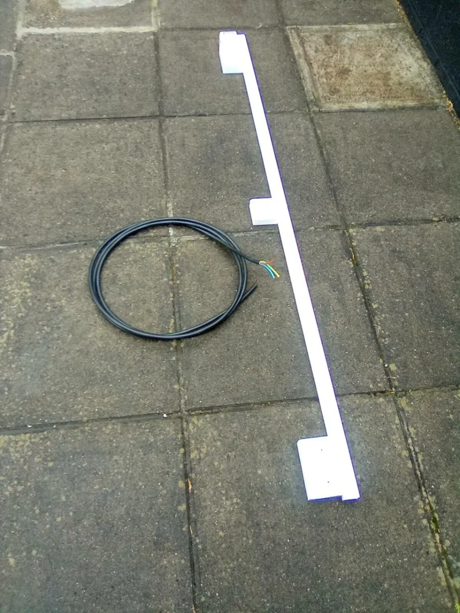TRUNKING. WITH. 3. SOCKETS. SWITCH. AND. CABLE - Image 1