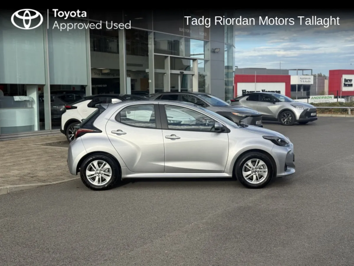 Toyota Yaris HYBRID 115 Luna - Image 4