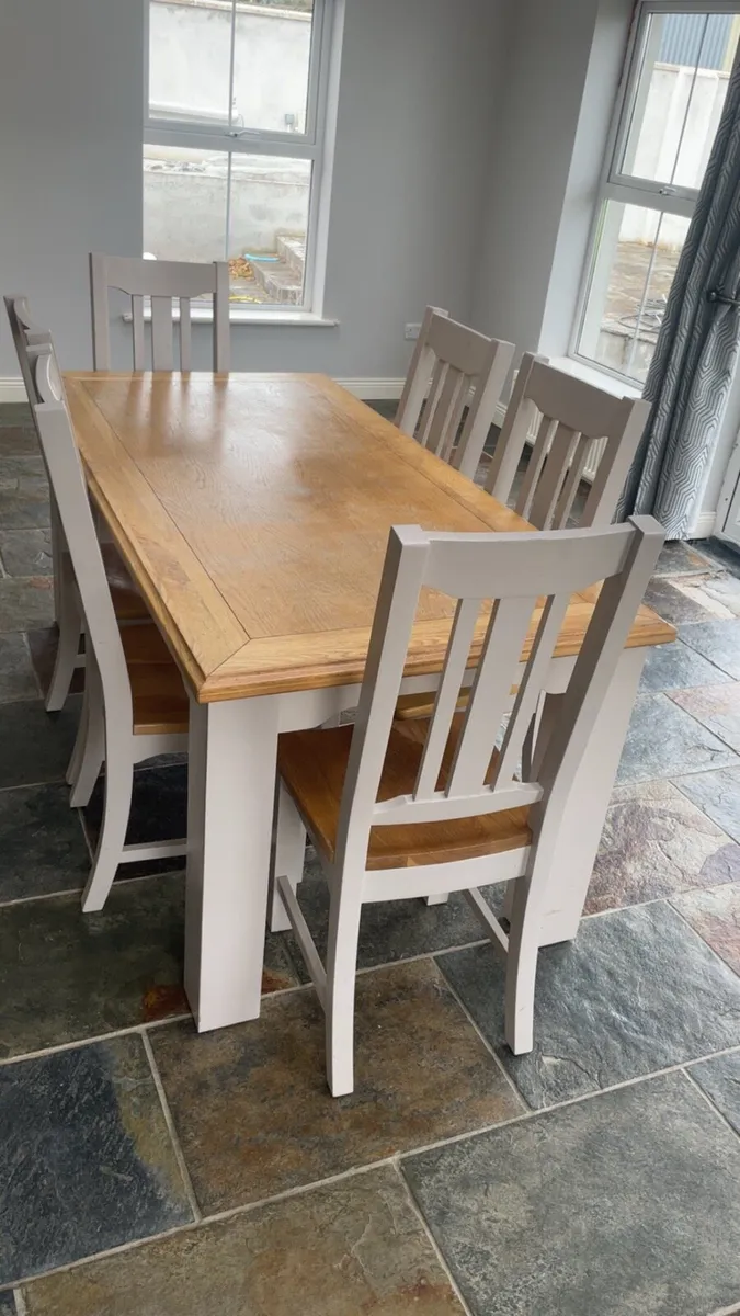 Kitchen table and chairs - Image 1