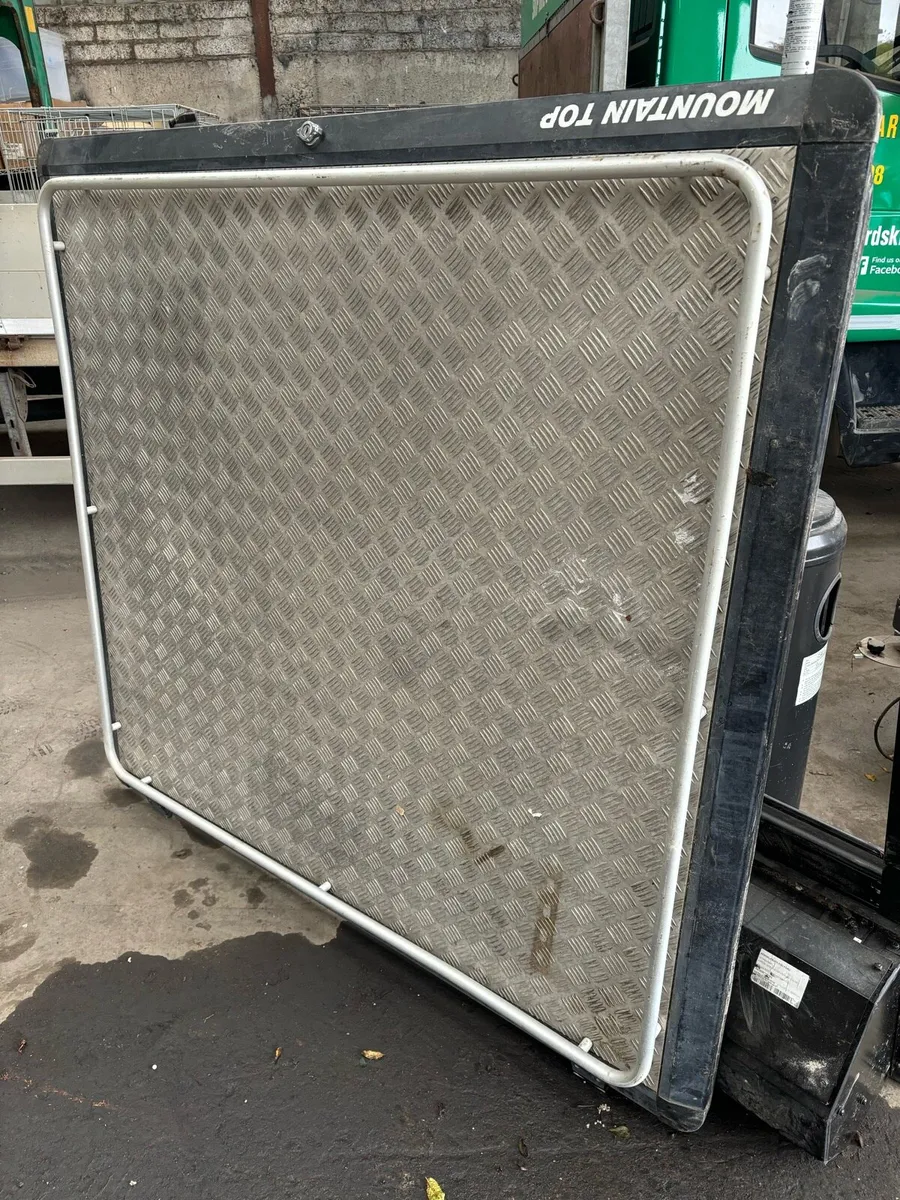 Mountain top for lid with with auto lift - Image 1