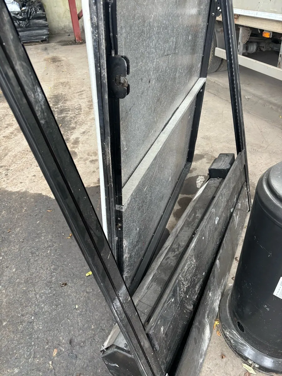 Mountain top for lid with with auto lift - Image 2