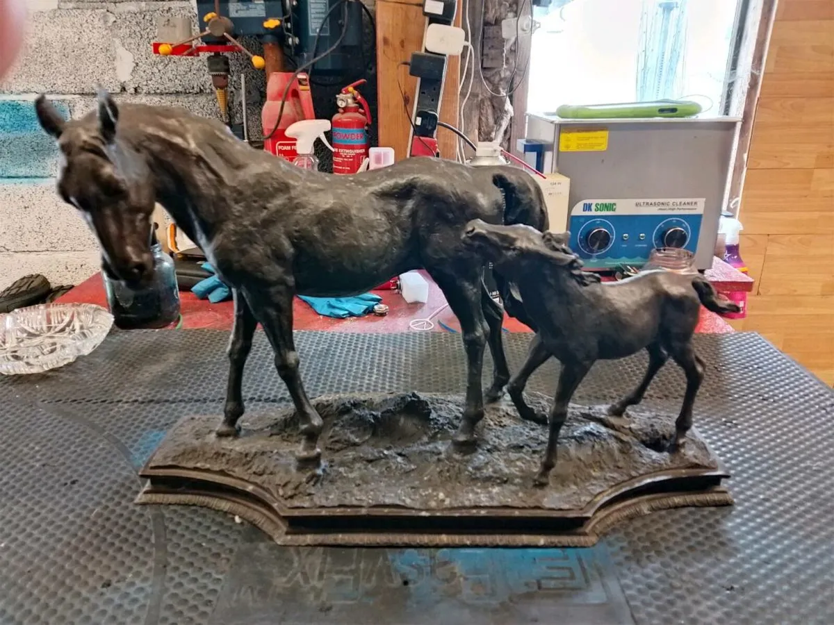 Bronze statue - Image 1