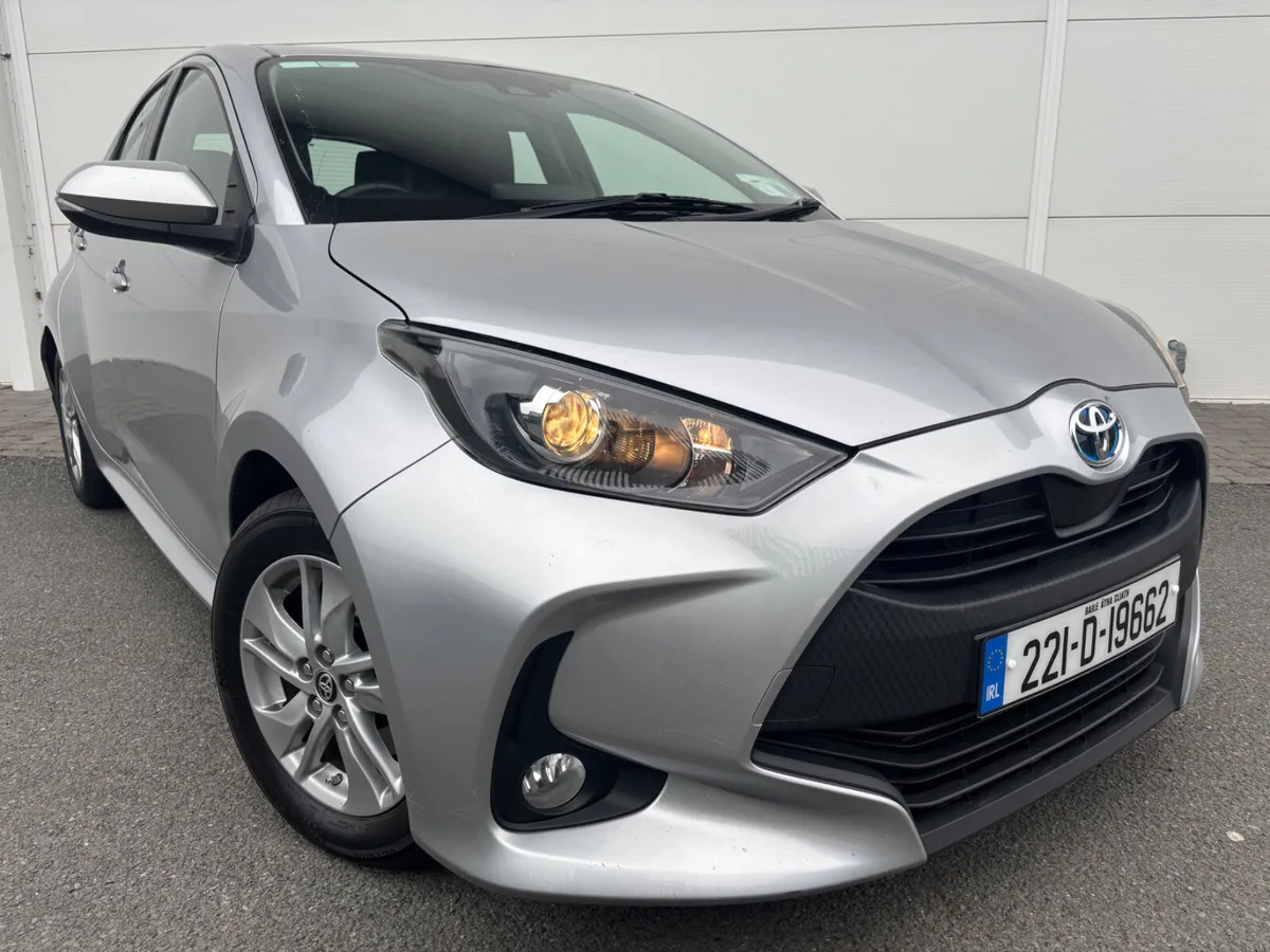 2022 TOYOTA YARIS HYBRID LUNA A/T - Image 1