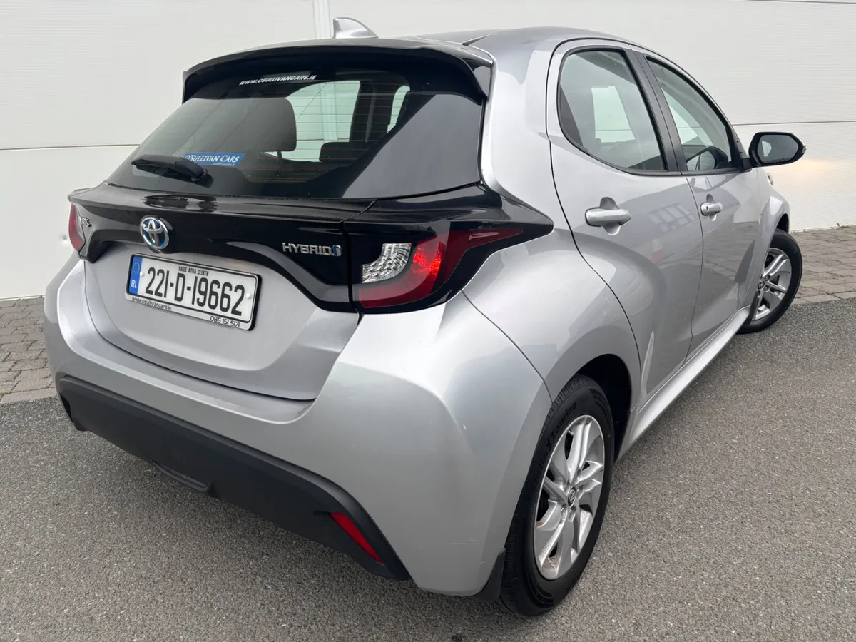 2022 TOYOTA YARIS HYBRID LUNA A/T - Image 3