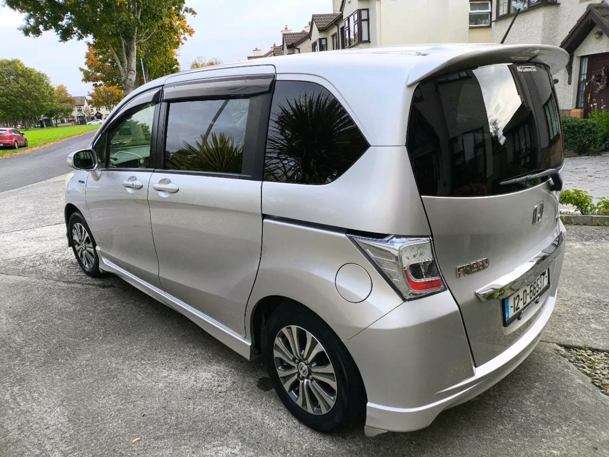 Honda Freed hybrid - Image 2