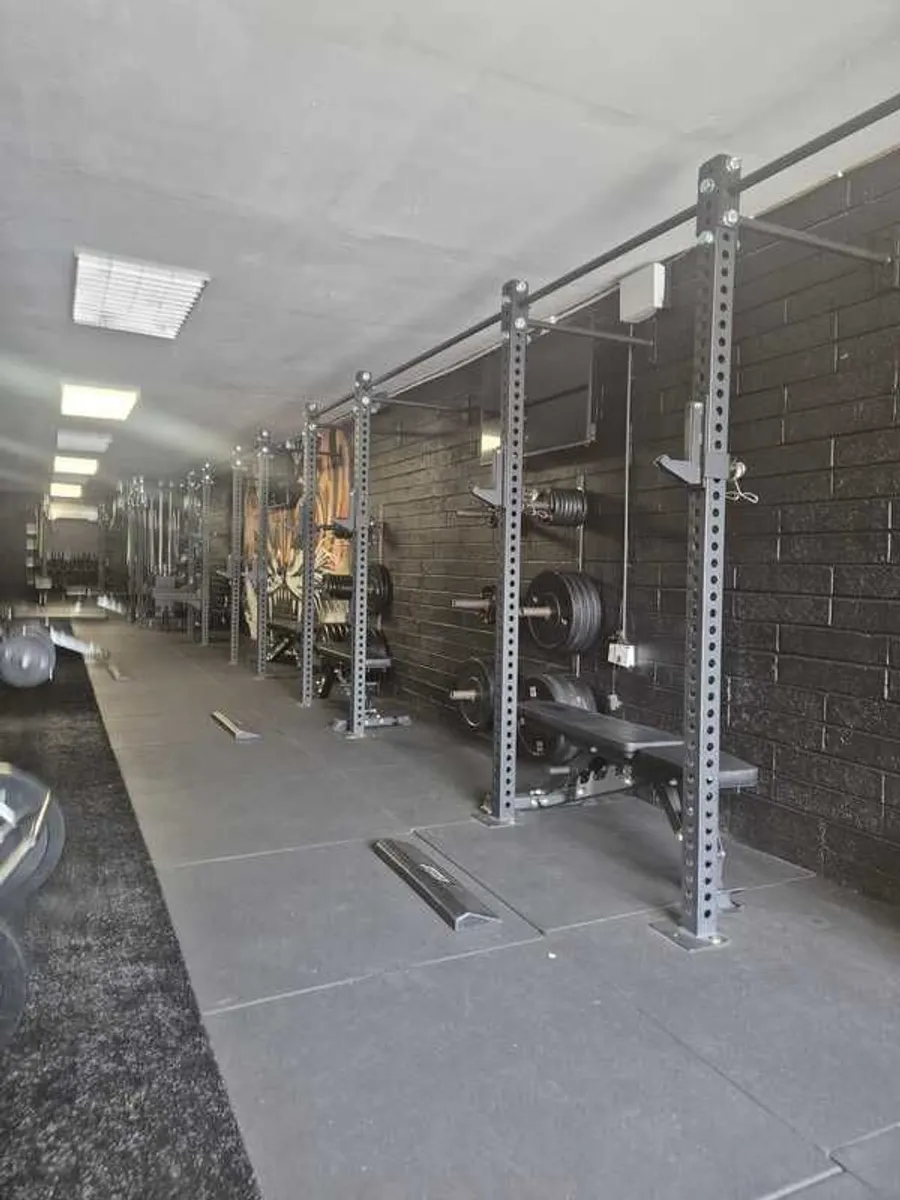 Wall mounted 5 bay squat rack - Image 1