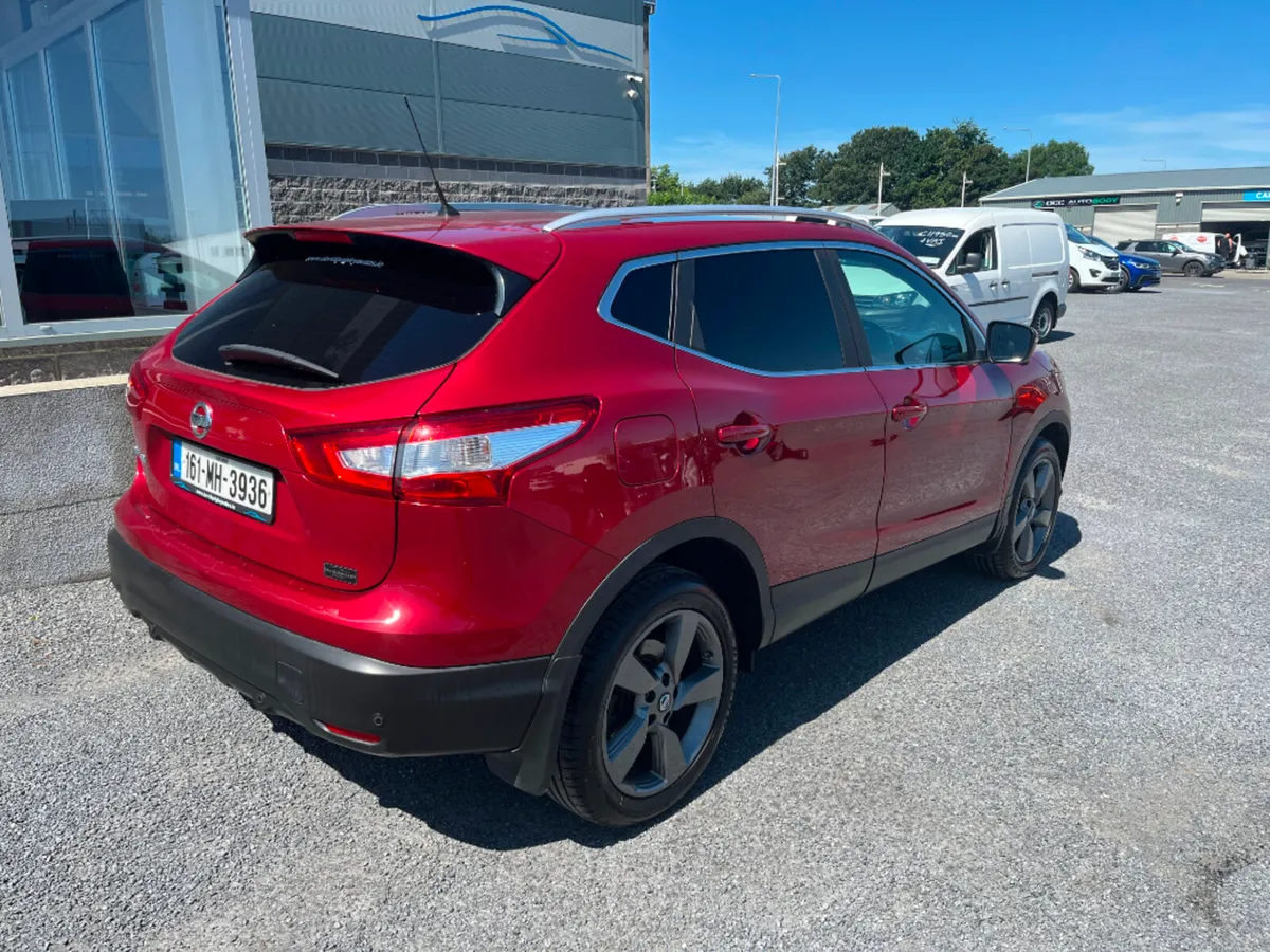 Nissan Qashqai 1.6 SV Premium AUTO VAN 5DR *QUALIT - Image 3