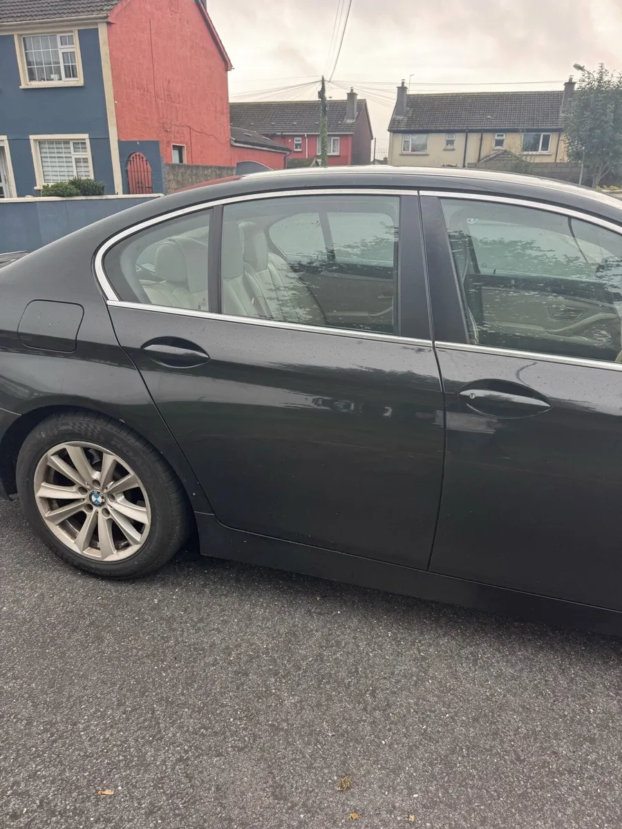 BMW 2012 - Image 2