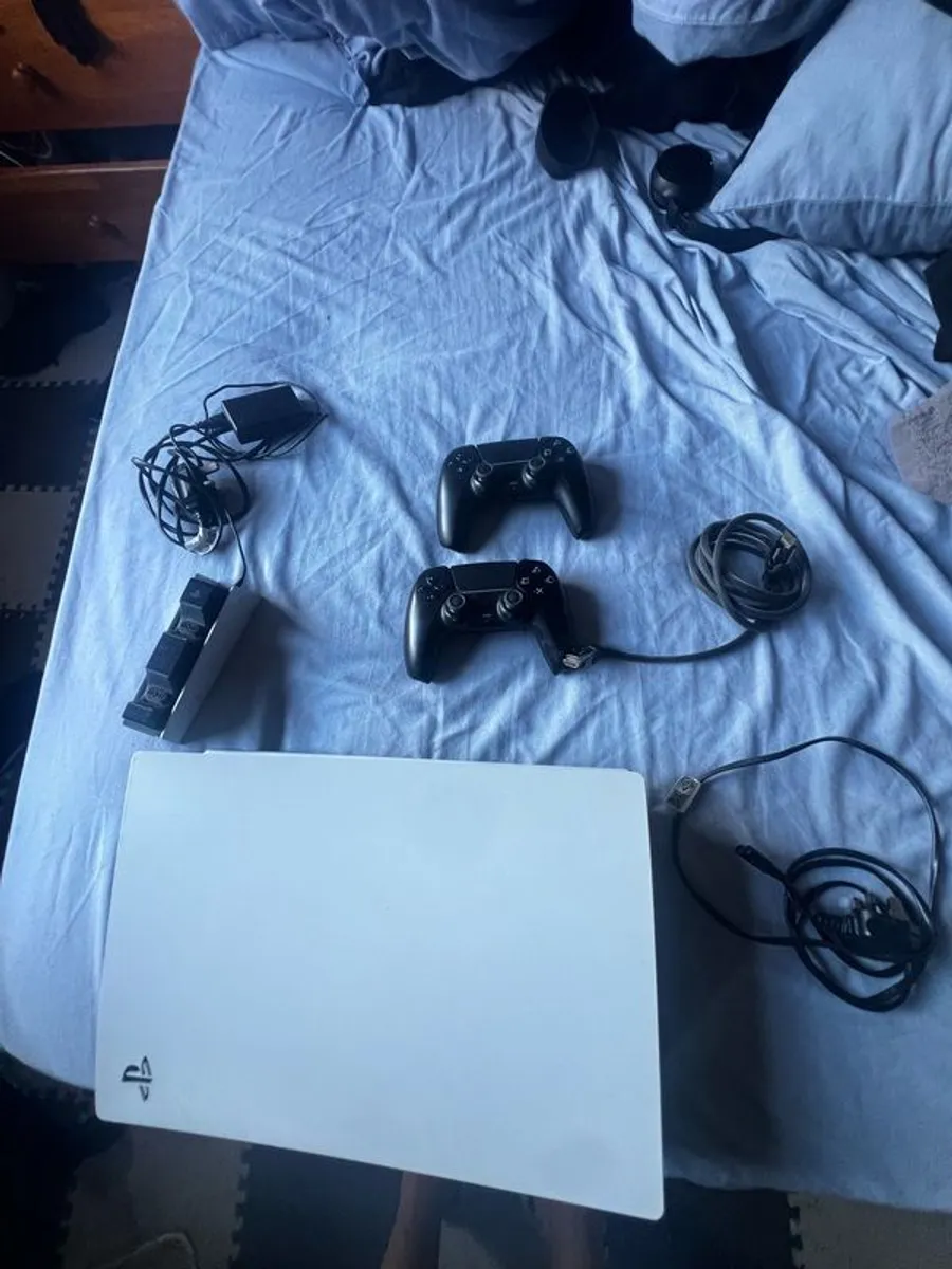 Ps5 Ssd 825gb 2 Controllers + Dual Charging Sation - Image 3