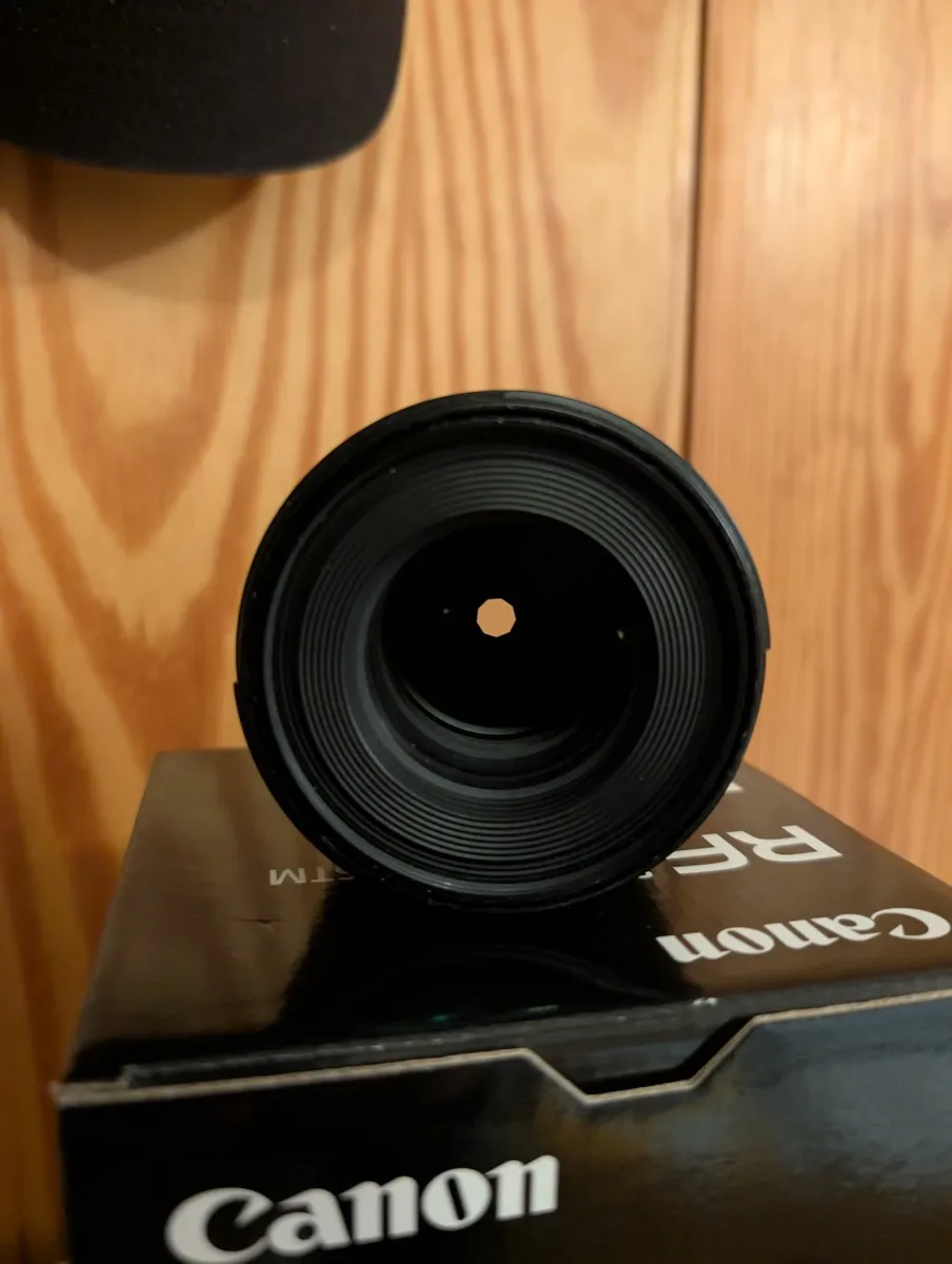 Canon RF 85mm f/2 Macro IS STM - Image 1
