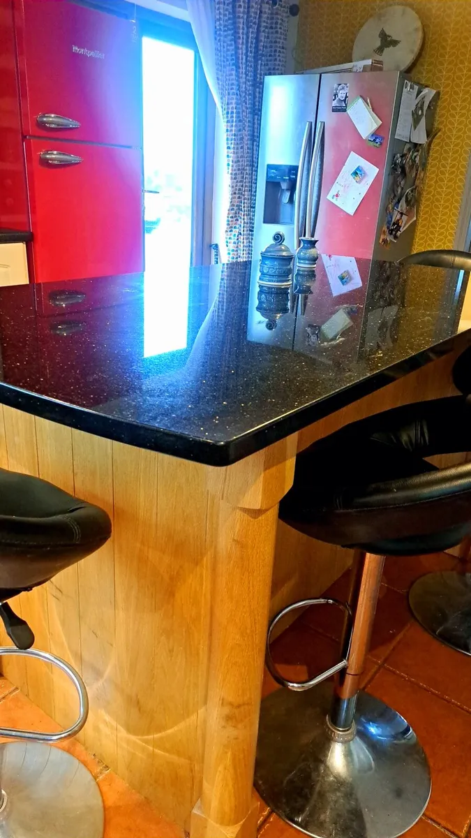 Kitchen Island - Image 4
