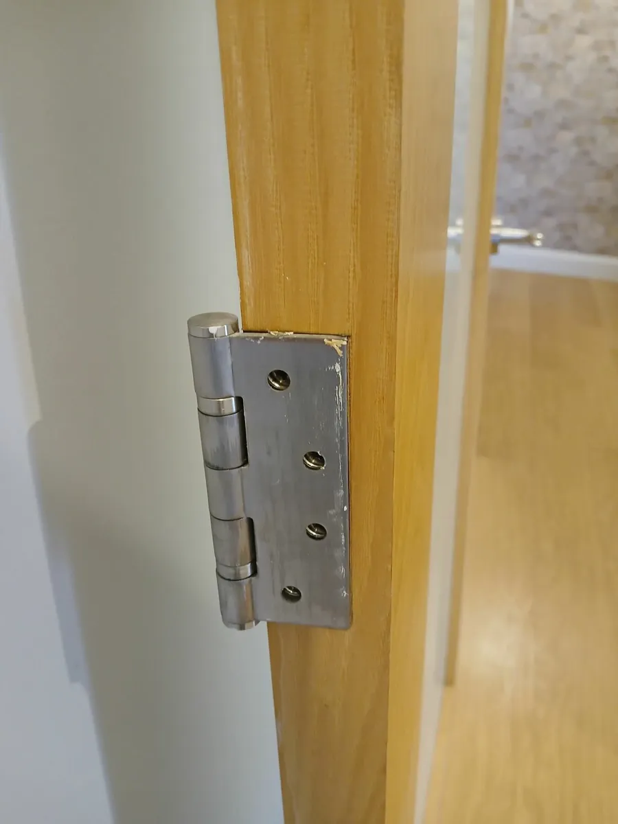Oak interior door..need it gone soon. - Image 1