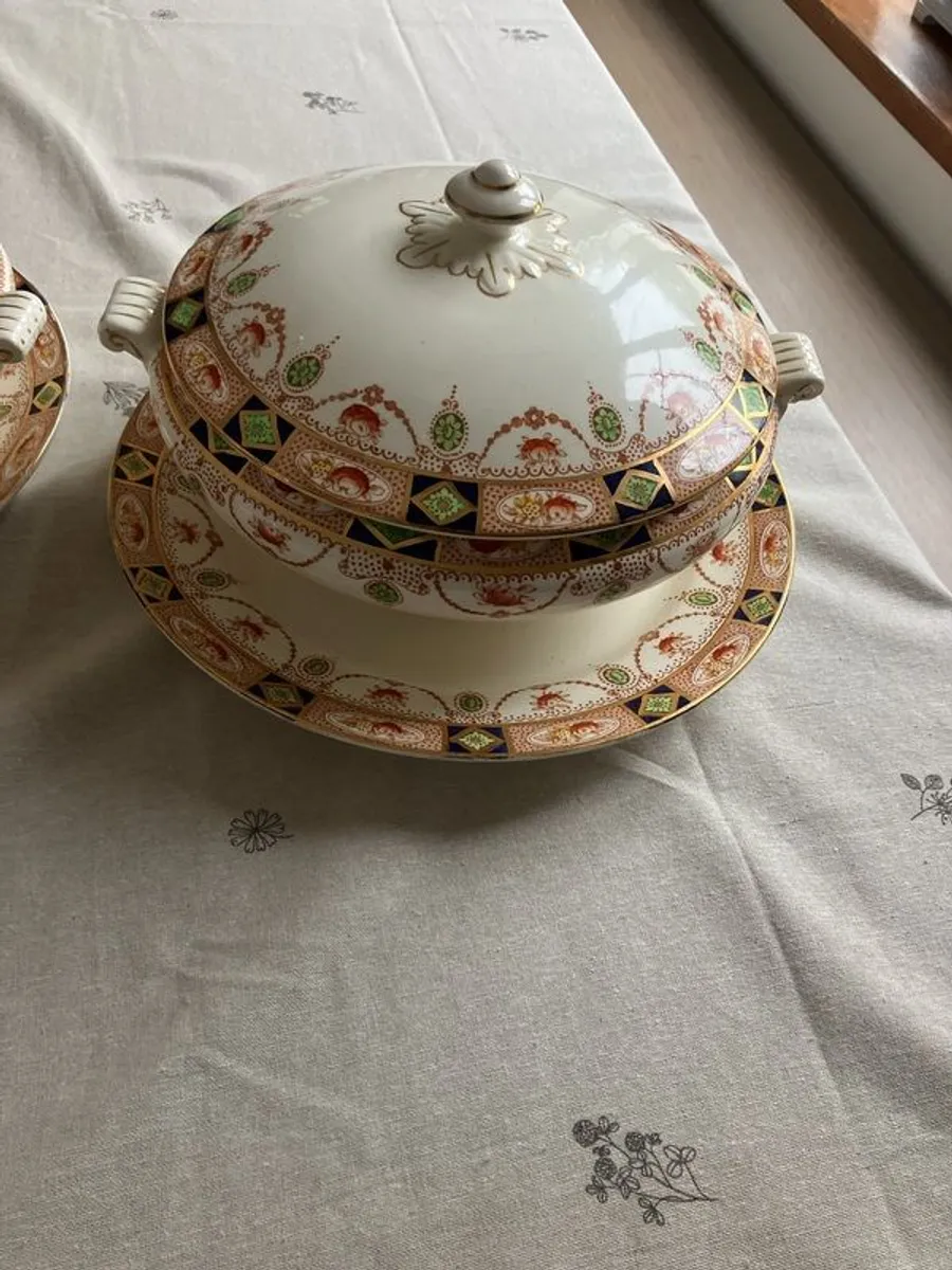 ARKLOW 812 EIRE tableware. MEAT PLATTER, 2 perfect vegetable dishes with lids and under plates. I teacup. - Image 1