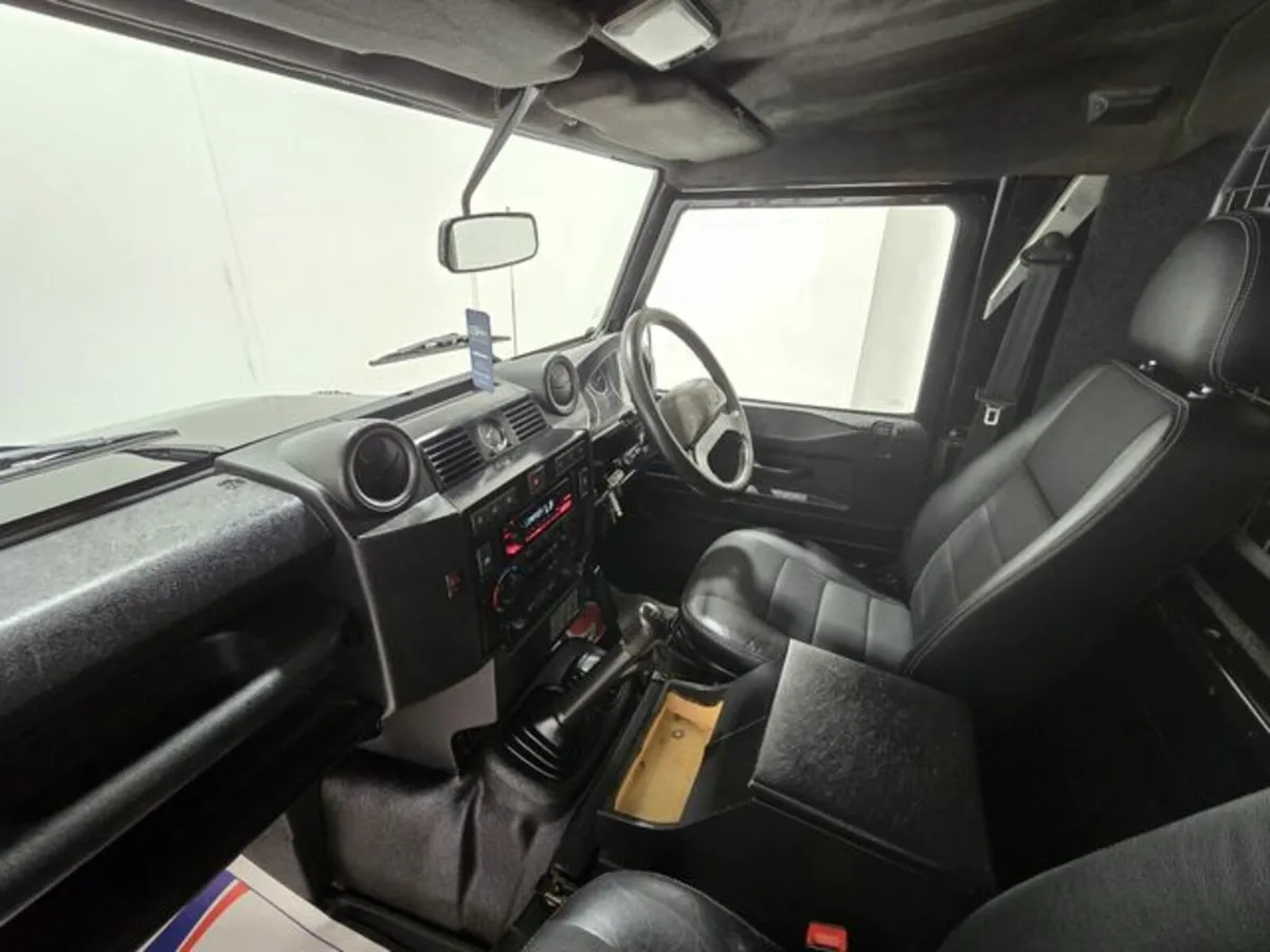 Land Rover Defender 2.2 TDCI XS HARDTOP - Image 2
