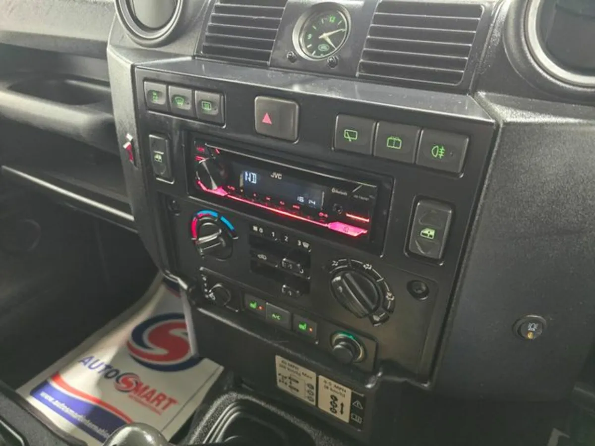 Land Rover Defender 2.2 TDCI XS HARDTOP - Image 4