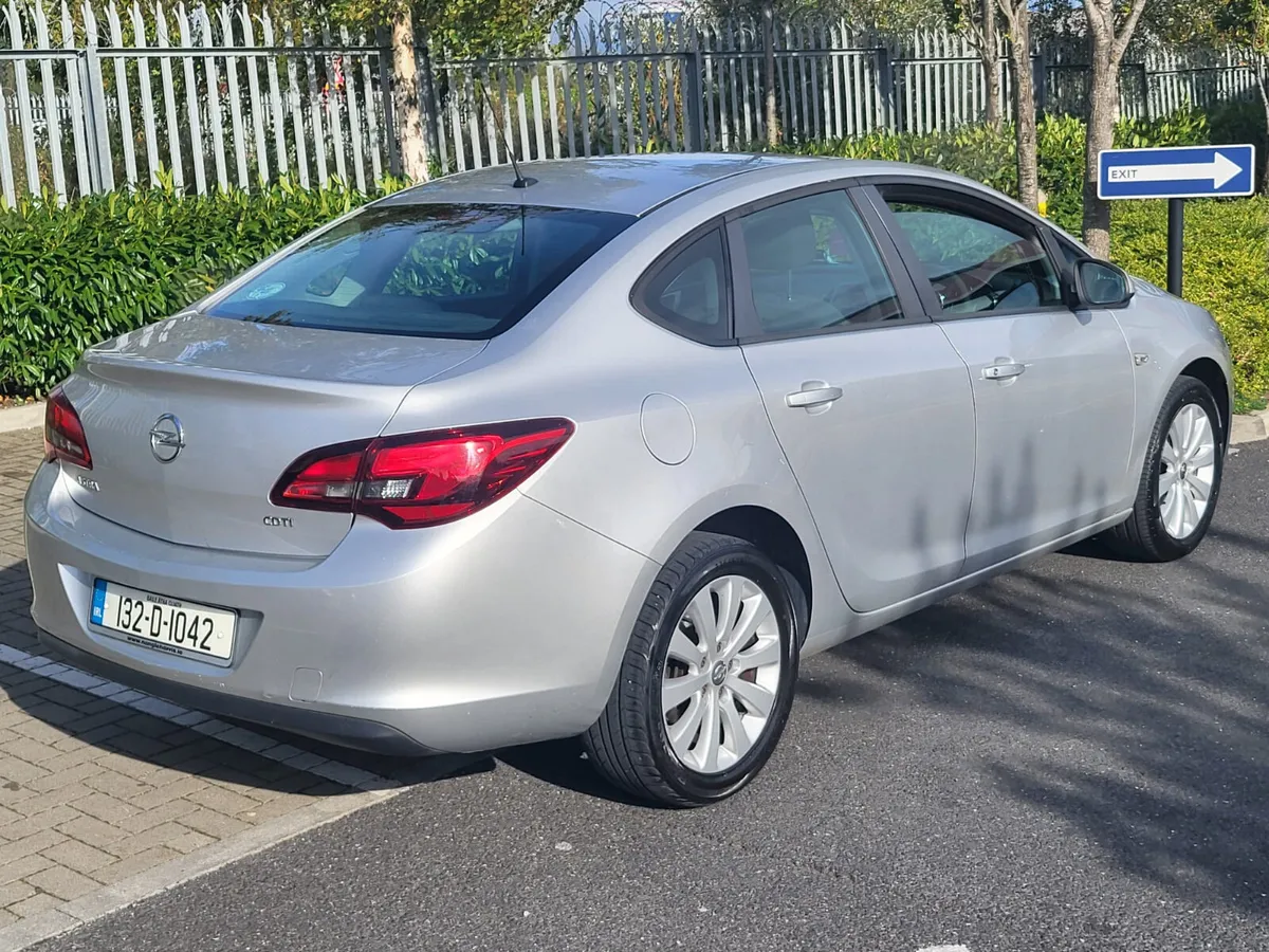 Opel Astra 2013 - Image 2