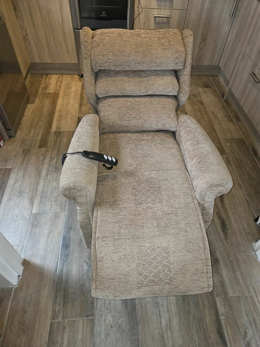 Stawett Electric Rise Recliner - Image 2