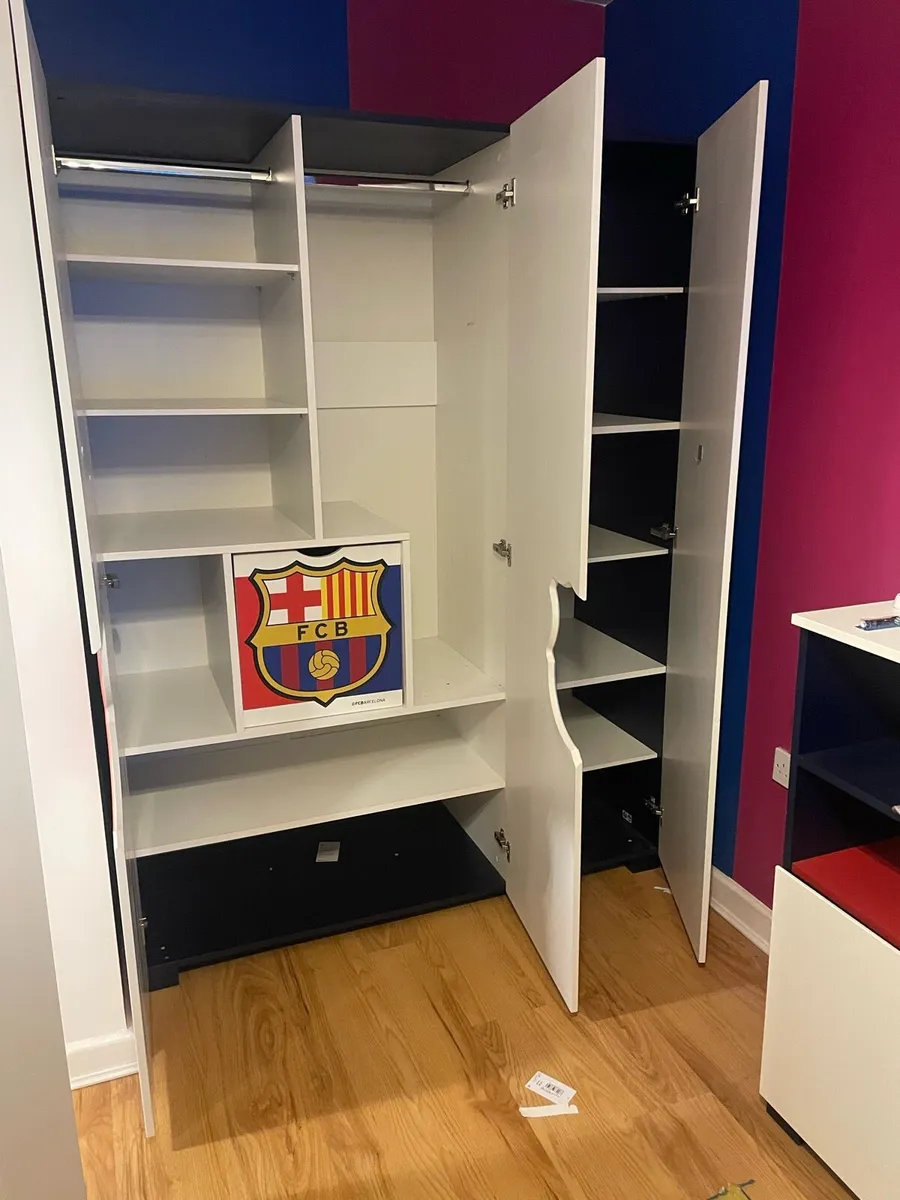 FCB WARDROBE - Image 3
