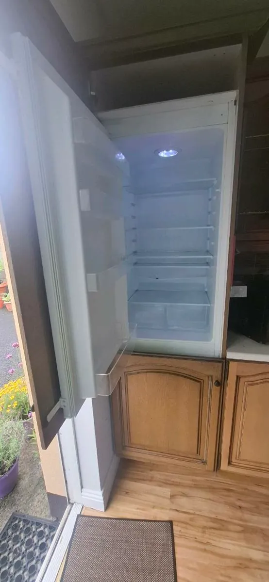 Fridge Freezer integrated - Image 3