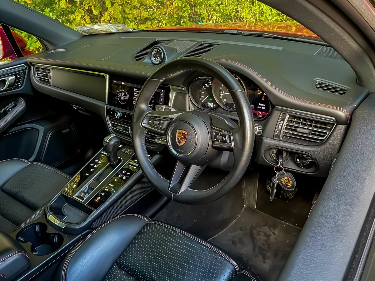 2022 Porsche Macan 2.0l Petrol - Image 2