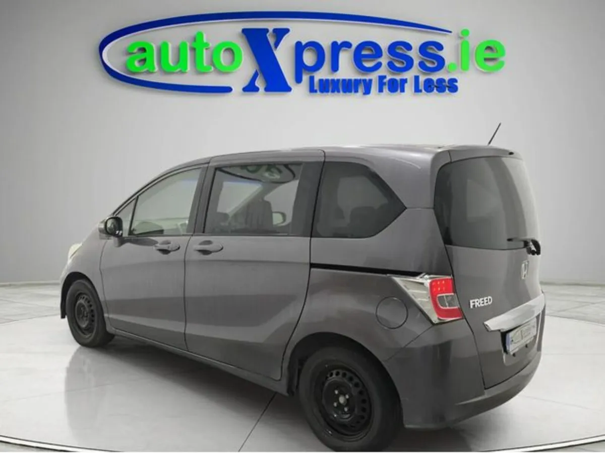 Honda Freed 7 SEATER 1.5 G Auto, Reversing camera - Image 3