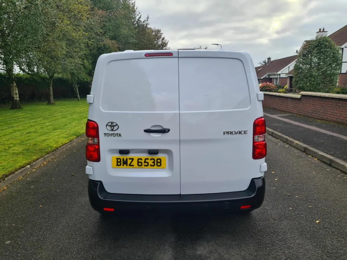 2023 Toyota Proace Icon 1.5 D  120 bhp ..LOW MILES - Image 3
