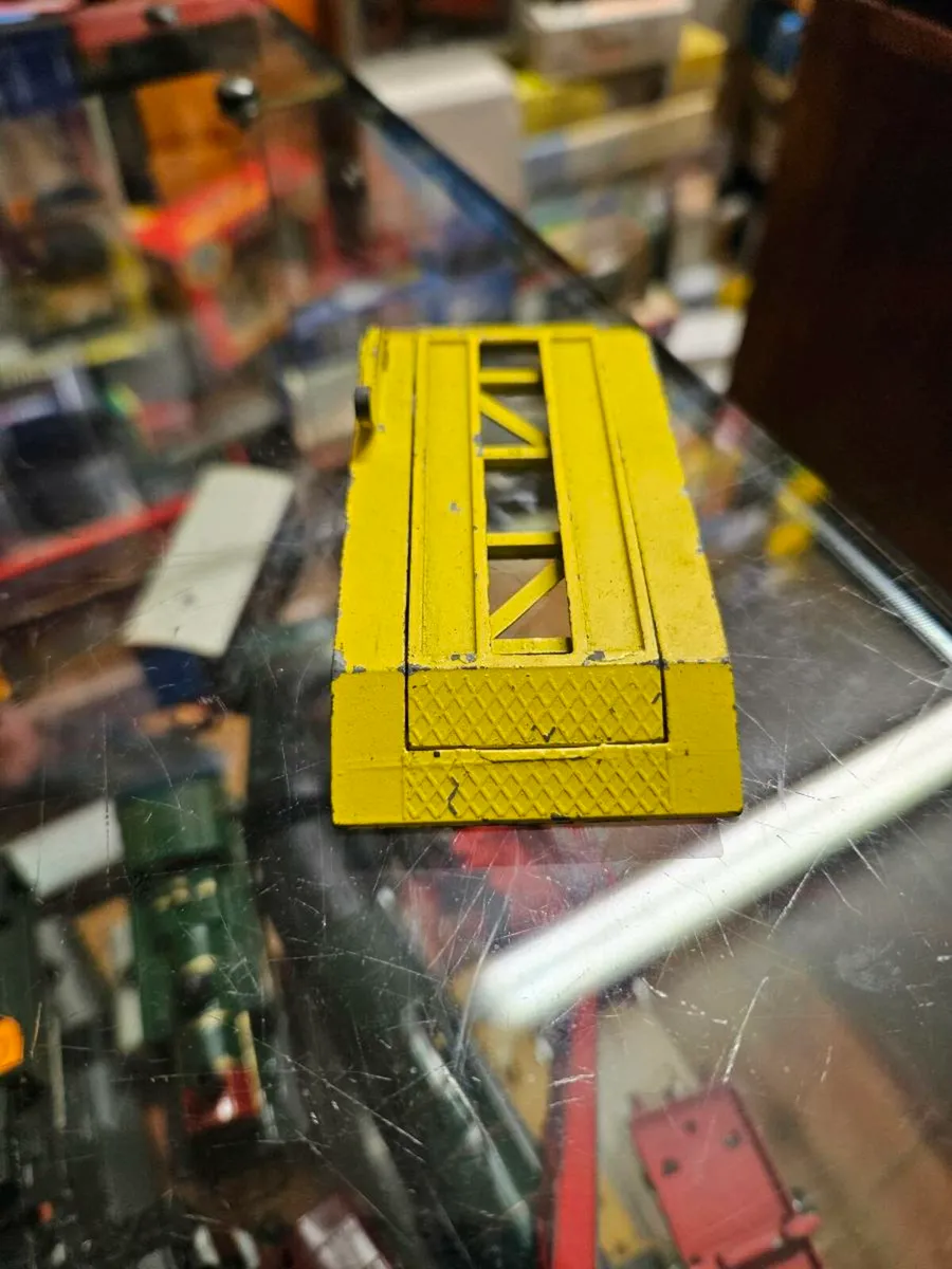 Corgi Lonestar Garage Lift - Image 1