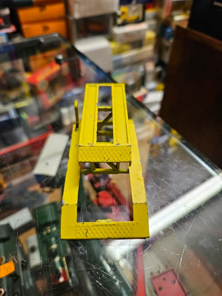 Corgi Lonestar Garage Lift - Image 2