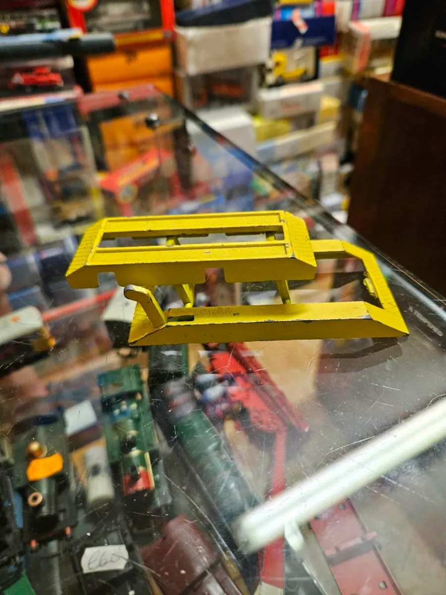 Corgi Lonestar Garage Lift - Image 3