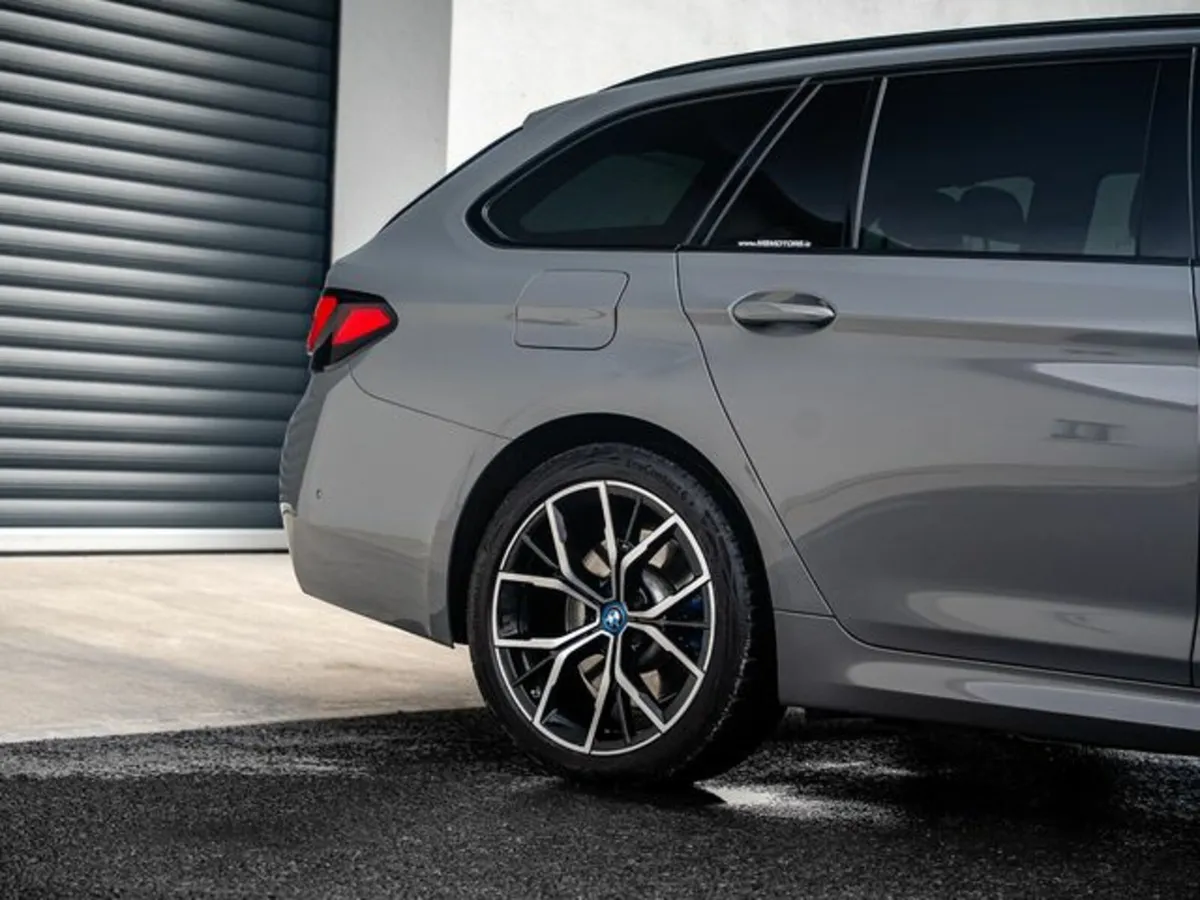 BMW 5-Series 530E M SPORT - Image 4
