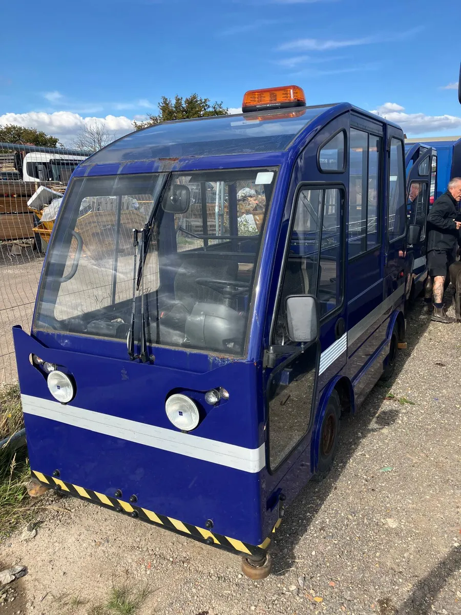 Battery powered tug with covered in trailers - Image 1