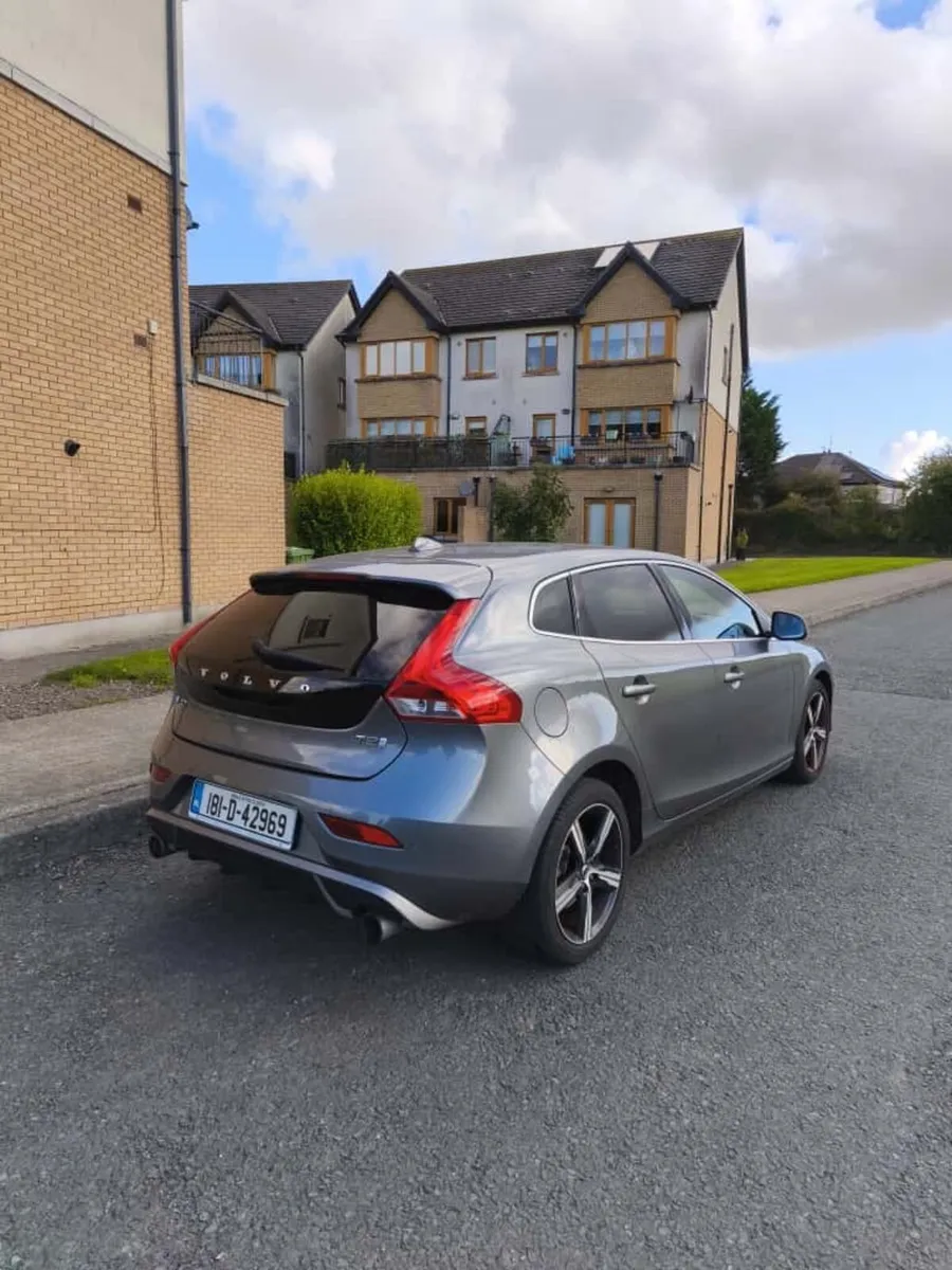 Volvo V40 T2 RDSN 2.0 Petrol - Image 3