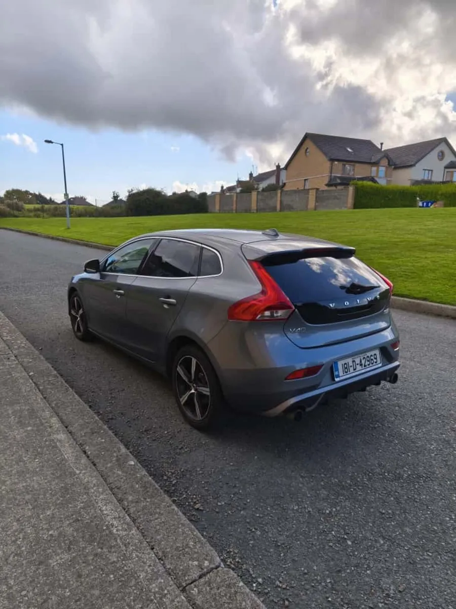 Volvo V40 T2 RDSN 2.0 Petrol - Image 4