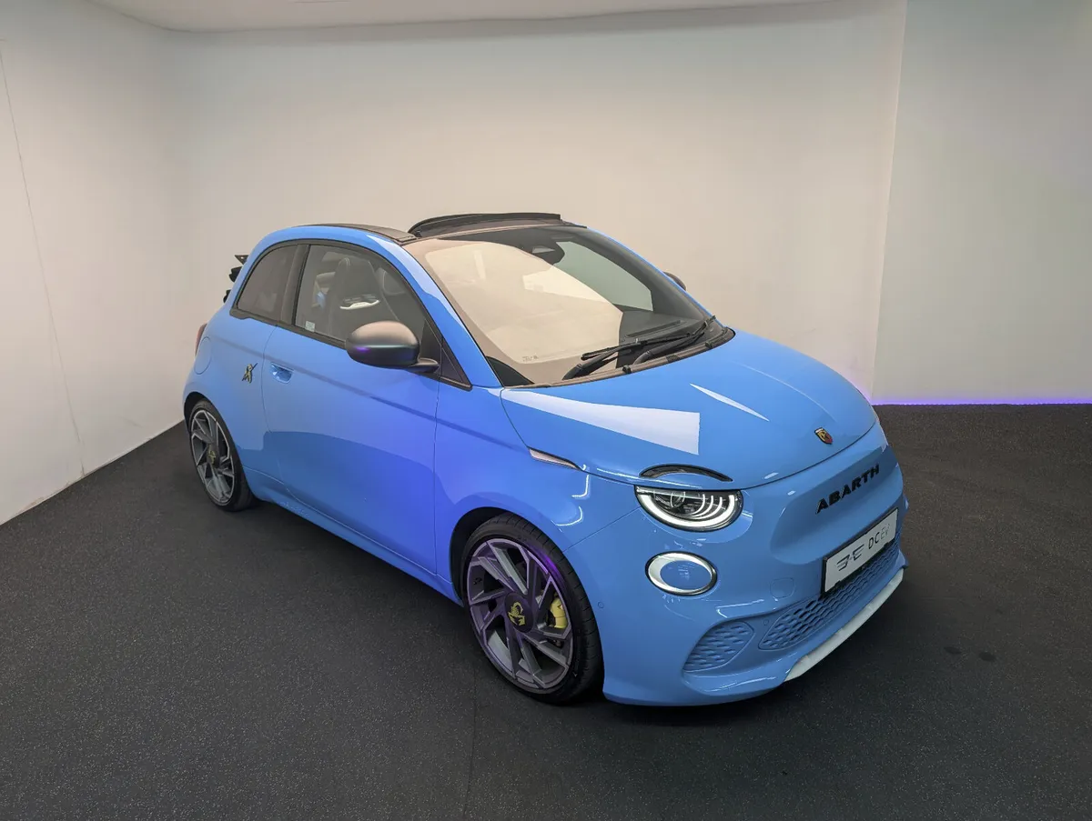ABARTH 500e CONVERTIBLE – POISON BLUE - Image 2