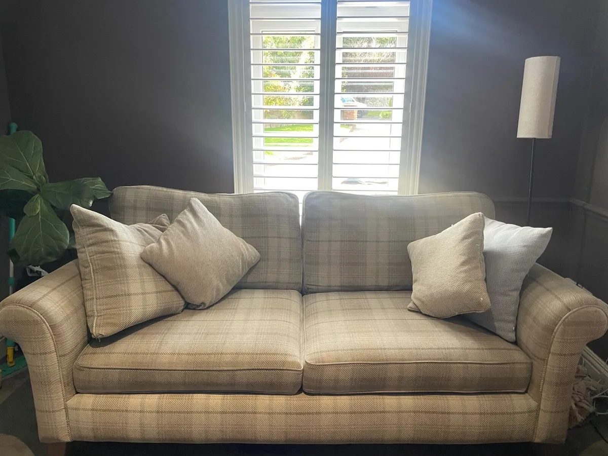 4 seater couch - Image 1