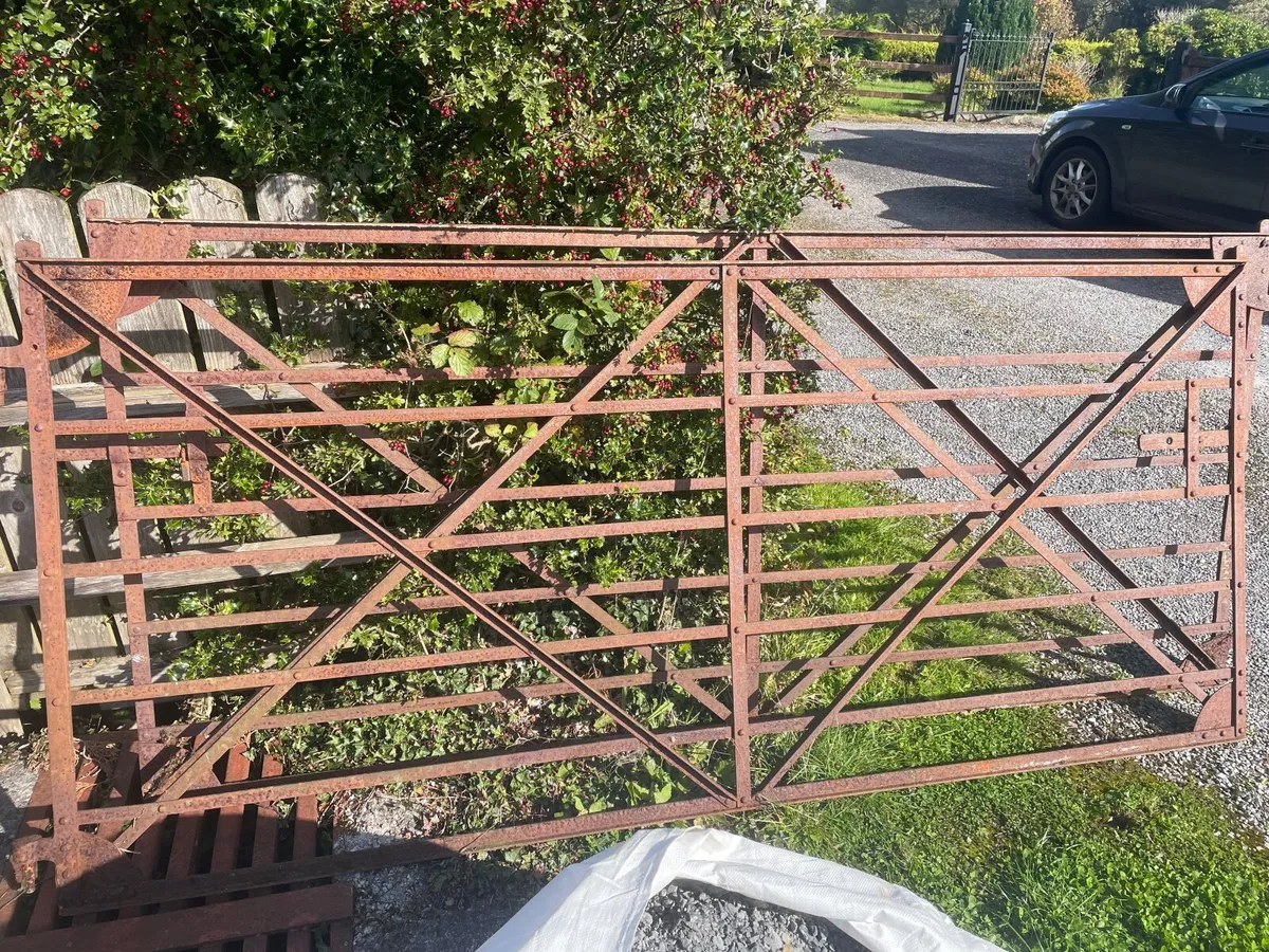 2 vintage gates 8.5 ft in length - Image 1