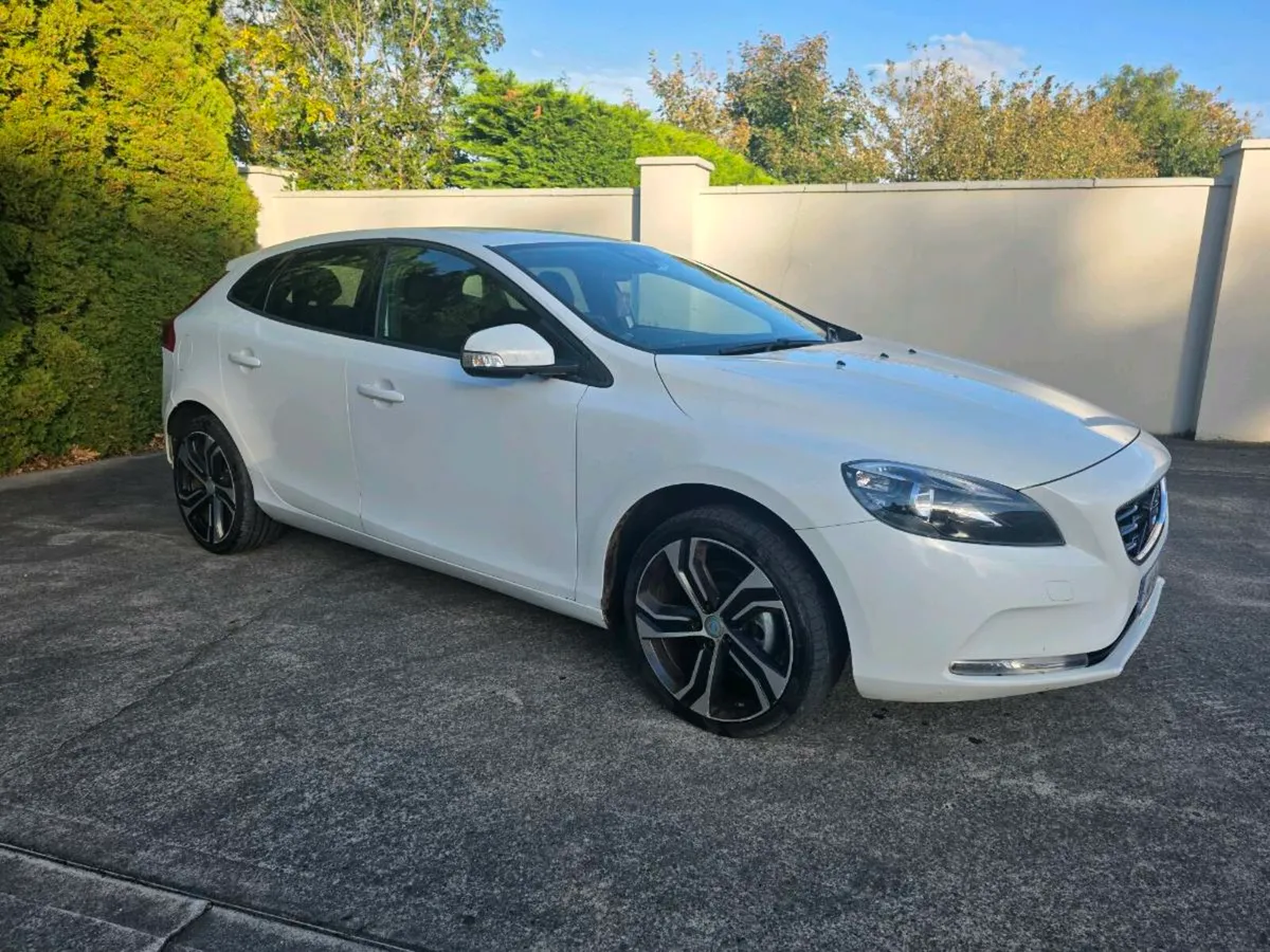 2014 VOLVO V40 40 SERIES 1.6 D2 ES NAV 115HP - Image 1